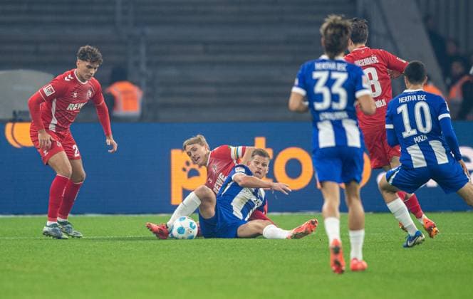 Fussball, Herren, Saison 2024 2025, 2. Bundesliga (11. Spieltag), Hertha BSC - 1. FC Köln, v.l. Julian Pauli (1. FC Köln), Florian Niederlechner (Hertha BSC), Timo Hübers (1. FC Köln), Michal Karbownik (Hertha BSC), Denis Huseinbasic (1. FC Köln), Ibrahim Maza (Hertha BSC), 02.11. 2024,