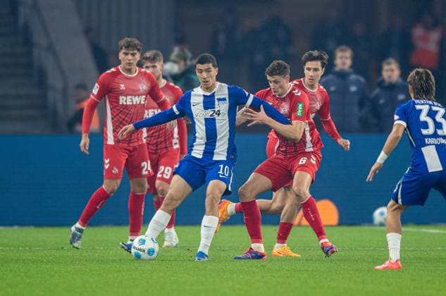 Fussball, Herren, Saison 2024 2025, 2. Bundesliga (11. Spieltag), Hertha BSC - 1. FC Köln, v.l. Julian Pauli (1. FC Köln), Ibrahim Maza (Hertha BSC), Eric Martel (1. FC Köln), Michal Karbownik (Hertha BSC), 02.11. 2024,