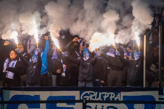 Fussball, Herren, Saison 2024 2025, 2. Bundesliga (11. Spieltag), Hertha BSC - 1. FC Köln, Fans von Hertha zünden Pyrotechnik, 02.11. 2024,