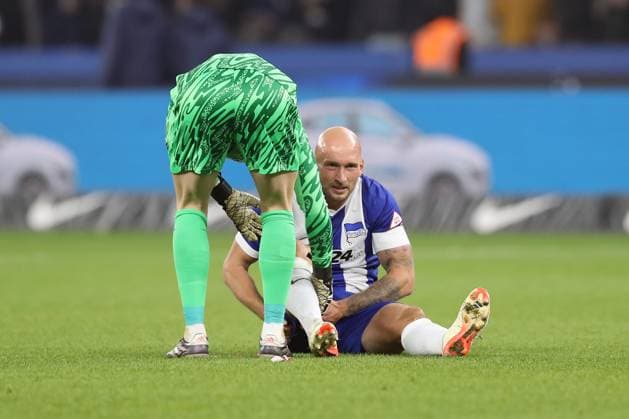02.11.2024, xtgx, Fussball 2.Bundesliga, Hertha BSC Berlin - 1.FC Köln emspor, v.l. Tjark Ernst (Hertha BSC Berlin) Toni Leistner (Hertha BSC Berlin) verletzt, Verletzung, Schmerz, Schmerzen (DFL DFB REGULATIONS PROHIBIT ANY USE OF PHOTOGRAPHS as IMAGE SEQUENCES and or QUASI-VIDEO) Berlin