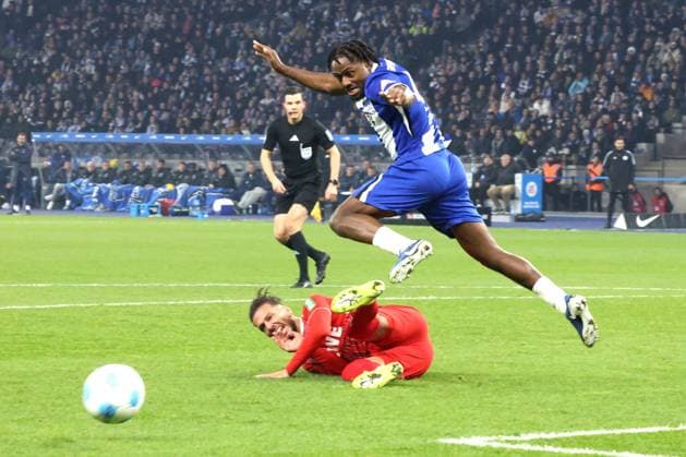 DEU, DFL, 2. FBL, Hertha BSC vs. 1.FC Koeln, 02.11.2024, Berliner Olympiastadion, Berlin, DEU, DFL, 2. FBL, Hertha BSC vs. 1.FC Koeln, im Bild Deyovaisio Zeefuik (Hertha BSC Berlin 42), Leart Paqarada (1.FC Koeln 17) DFL - regulations prohibit any use of Photographs as image sequences and or quasi-video Foto: Juergen Engler nordphoto GmbH
