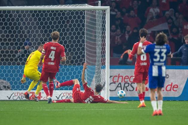 Fussball, Herren, Saison 2024 2025, 2. Bundesliga (11. Spieltag), Hertha BSC - 1. FC Köln, v.l. Torhüter Marvin Schwäbe (1. FC Köln), Timo Hübers (1. FC Köln), Eric Martel (1. FC Köln), Denis Huseinbasic (1. FC Köln), Michal Karbownik (Hertha BSC), 02.11. 2024,
