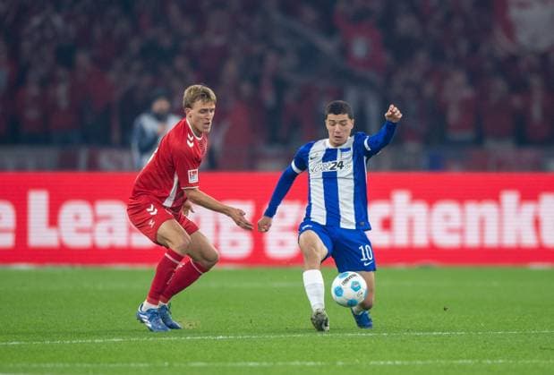 Fussball, Herren, Saison 2024 2025, 2. Bundesliga (11. Spieltag), Hertha BSC - 1. FC Köln, v.l. Timo Hübers (1. FC Köln), Ibrahim Maza (Hertha BSC), 02.11. 2024,