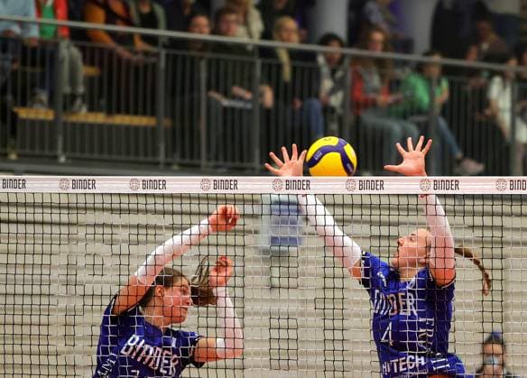 BAU 02.11.2024, Deutschland, Weissach, Volleyball 2. Bundesliga Frauen Pro, Binder Blaubären Flacht vs. ESA Grimma Volleys, v.l. Frauke Neuhaus (Flacht), Marie-Christin Werner (Flacht)