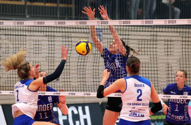 BAU 02.11.2024, Deutschland, Weissach, Volleyball 2. Bundesliga Frauen Pro, Binder Blaubären Flacht vs. ESA Grimma Volleys, v.l. Marie Dreblow (ESA), Britta Schammer (Flacht), Theresa Barner (ESA)