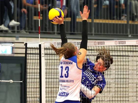 BAU 02.11.2024, Deutschland, Weissach, Volleyball 2. Bundesliga Frauen Pro, Binder Blaubären Flacht vs. ESA Grimma Volleys, v.l. Kristin vom Schemm (ESA), Frauke Neuhaus (Flacht)