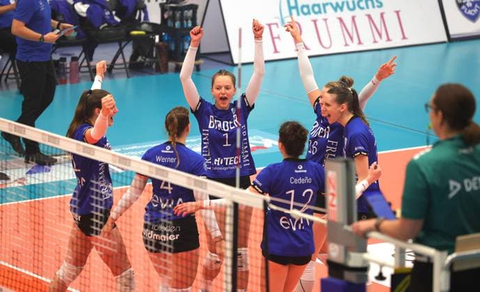 BAU 02.11.2024, Deutschland, Weissach, Volleyball 2. Bundesliga Frauen Pro, Binder Blaubären Flacht vs. ESA Grimma Volleys, Jubel (Flacht)