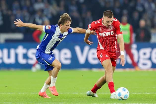 Michal Karbownik (Hertha BSC Berlin) und Tim Lemperle (1. FC Koeln) kaempfen um den Ball, 2. Bundesliga, Hertha BSC vs 1. FC Köln, Olympiastadion am 02. November 2024 in Berlin, Deutschland. (Foto von Marco Steinbrenner DeFodi Images) Michal Karbownik (Hertha BSC Berlin) und Tim Lemperle (1. FC Koeln) battle for the ball, 2. Bundesliga, Hertha BSC vs 1. FC Köln, Olympiastadion, November 2, 2024 in Berlin, Germany. (Photo by Marco Steinbrenner DeFodi Images) DFB DFL REGULATIONS PROHIBIT ANY USE OF PHOTOGRAPHS AS IMAGE SEQUENCES AND OR QUASI-VIDEO. not used in POL SRB CRO FRA GBR NED ITA USA Defodi-700_berlin_koeln_20241102_073