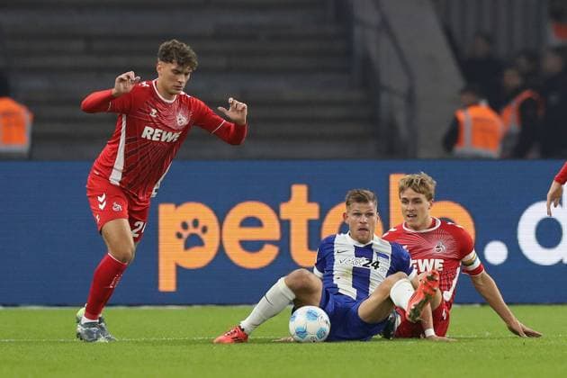02.11.2024, xtgx, Fussball 2.Bundesliga, Hertha BSC Berlin - 1.FC Köln emspor, v.l. Julian Pauli (1.FC Köln, Koeln) Florian Niederlechner (Hertha BSC Berlin) Timo Huebers Hübers (1.FC Köln, Koeln) Zweikampf, Aktion, action, battle for the ball (DFL DFB REGULATIONS PROHIBIT ANY USE OF PHOTOGRAPHS as IMAGE SEQUENCES and or QUASI-VIDEO) Berlin