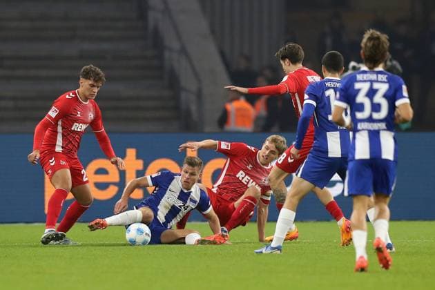 02.11.2024, xtgx, Fussball 2.Bundesliga, Hertha BSC Berlin - 1.FC Köln emspor, v.l. Julian Pauli (1.FC Köln, Koeln) Florian Niederlechner (Hertha BSC Berlin) Timo Huebers Hübers (1.FC Köln, Koeln) Zweikampf, Aktion, action, battle for the ball (DFL DFB REGULATIONS PROHIBIT ANY USE OF PHOTOGRAPHS as IMAGE SEQUENCES and or QUASI-VIDEO) Berlin