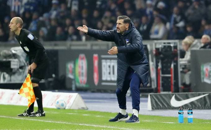 Trainer Cristian Fiel zeigend, gestikulierend Einzelbild Freisteller Aktion Fußball Fussball DFL 2.Bundesliga Herren 11. Spieltag Saison 2024 2025 02.11.2024 Hertha BSC Berlin vs. 1.FC Köln DFL regulations prohibit any use of photographs as image sequences and or quasi-video