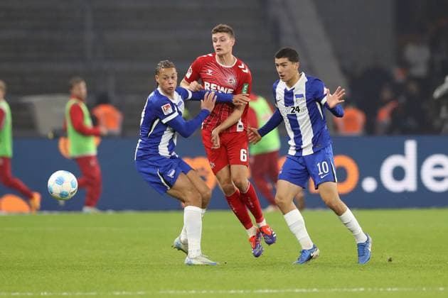 02.11.2024, xtgx, Fussball 2.Bundesliga, Hertha BSC Berlin - 1.FC Köln emspor, v.l. Derry Scherhant (Hertha BSC Berlin) Eric Martel (1.FC Köln, Koeln) Ibrahim Maza (Hertha BSC Berlin) Zweikampf, Aktion, action, battle for the ball (DFL DFB REGULATIONS PROHIBIT ANY USE OF PHOTOGRAPHS as IMAGE SEQUENCES and or QUASI-VIDEO) Berlin