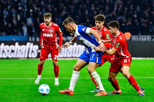 02.11.2024, xlakx, Fussball 2.Bundesliga, Hertha BSC Berlin - 1.FC Köln emspor, v.l. Florian Niederlechner (Hertha BSC 7), Eric Martel (1.FC Köln 6),Zweikampf, Duell, Kampf, tackle (DFL DFB REGULATIONS PROHIBIT ANY USE OF PHOTOGRAPHS as IMAGE SEQUENCES and or QUASI-VIDEO) Daniel Lakomski Jan Huebner Berlin