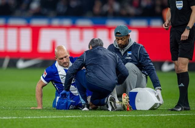 Fussball, Herren, Saison 2024 2025, 2. Bundesliga (11. Spieltag), Hertha BSC - 1. FC Köln, Toni Leistner (Hertha BSC) wird behandelt, 02.11. 2024,