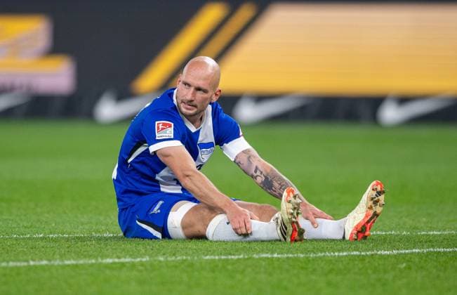 Fussball, Herren, Saison 2024 2025, 2. Bundesliga (11. Spieltag), Hertha BSC - 1. FC Köln, Toni Leistner (Hertha BSC) am Boden, 02.11. 2024,
