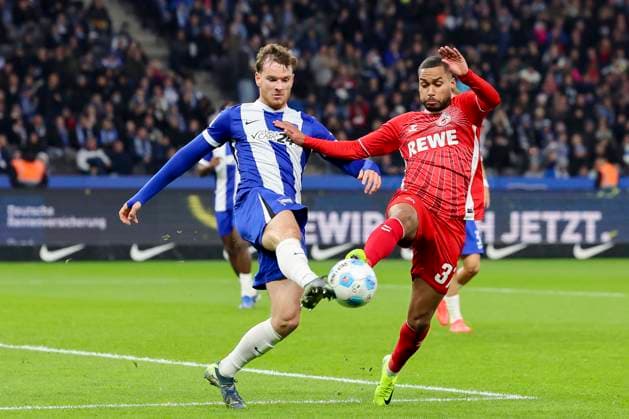 Pascal KLemens (Hertha BSC Berlin) und Linton Maina (1. FC Koeln) kaempfen um den Ball, 2. Bundesliga, Hertha BSC vs 1. FC Köln, Olympiastadion am 02. November 2024 in Berlin, Deutschland. (Foto von Marco Steinbrenner DeFodi Images) Pascal KLemens (Hertha BSC Berlin) und Linton Maina (1. FC Koeln) battle for the ball, 2. Bundesliga, Hertha BSC vs 1. FC Köln, Olympiastadion, November 2, 2024 in Berlin, Germany. (Photo by Marco Steinbrenner DeFodi Images) DFB DFL REGULATIONS PROHIBIT ANY USE OF PHOTOGRAPHS AS IMAGE SEQUENCES AND OR QUASI-VIDEO. not used in POL SRB CRO FRA GBR NED ITA USA Defodi-700_berlin_koeln_20241102_075