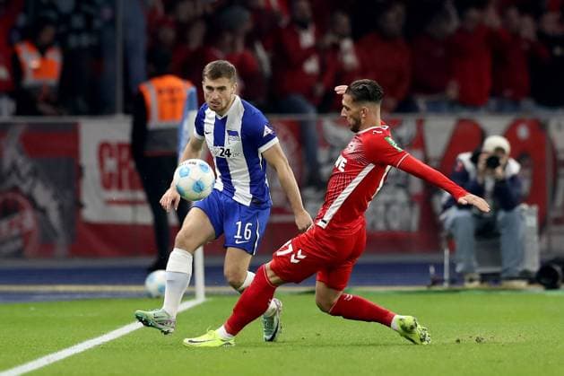 02.11.2024, xtgx, Fussball 2.Bundesliga, Hertha BSC Berlin - 1.FC Köln emspor, v.l. Jonjoe Kenny (Hertha BSC Berlin) Leart Pacarada (1.FC Köln, Koeln) Zweikampf, Aktion, action, battle for the ball (DFL DFB REGULATIONS PROHIBIT ANY USE OF PHOTOGRAPHS as IMAGE SEQUENCES and or QUASI-VIDEO) Berlin