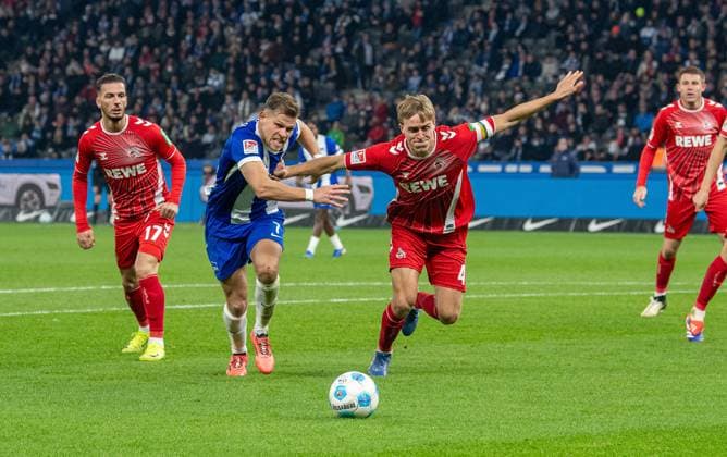 Fussball, Herren, Saison 2024 2025, 2. Bundesliga (11. Spieltag), Hertha BSC - 1. FC Köln, v.l. Leart Paqarada (1. FC Köln), Florian Niederlechner (Hertha BSC), Timo Hübers (1. FC Köln), 02.11. 2024,