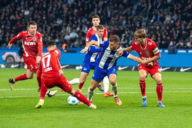 Fussball, Herren, Saison 2024 2025, 2. Bundesliga (11. Spieltag), Hertha BSC - 1. FC Köln, v.l. Leart Paqarada (1. FC Köln), Florian Niederlechner (Hertha BSC), Timo Hübers (1. FC Köln), 02.11. 2024,