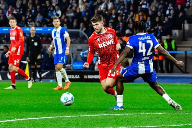 02.11.2024, xlakx, Fussball 2.Bundesliga, Hertha BSC Berlin - 1.FC Köln emspor, v.l. Jan Thielmann (1.FC Köln 29),Deyovaisio Zeefuik (Hertha BSC 42),Zweikampf, Duell, Kampf, tackle (DFL DFB REGULATIONS PROHIBIT ANY USE OF PHOTOGRAPHS as IMAGE SEQUENCES and or QUASI-VIDEO) Daniel Lakomski Jan Huebner Berlin