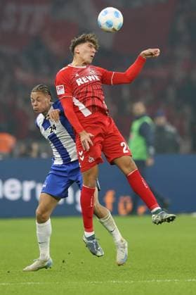 02.11.2024, xtgx, Fussball 2.Bundesliga, Hertha BSC Berlin - 1.FC Köln emspor, v.l. Derry Scherhant (Hertha BSC Berlin) Julian Pauli (1.FC Köln, Koeln) Zweikampf, Aktion, action, battle for the ball (DFL DFB REGULATIONS PROHIBIT ANY USE OF PHOTOGRAPHS as IMAGE SEQUENCES and or QUASI-VIDEO) Berlin