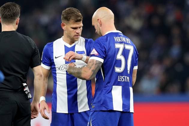 02.11.2024, xtgx, Fussball 2.Bundesliga, Hertha BSC Berlin - 1.FC Köln emspor, v.l. Toni Leistner (Hertha BSC Berlin) verletzt, Verletzung, Schmerz, Schmerzen übergibt die Kapitänsbinde an Florian Niederlechner (Hertha BSC Berlin) (DFL DFB REGULATIONS PROHIBIT ANY USE OF PHOTOGRAPHS as IMAGE SEQUENCES and or QUASI-VIDEO) Berlin