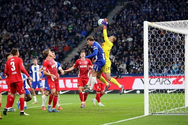 02.11.2024, xtgx, Fussball 2.Bundesliga, Hertha BSC Berlin - 1.FC Köln emspor, v.l. Pascal Klemens (Hertha BSC Berlin) Marvin Schwäbe (1.FC Köln, Koeln) Zweikampf, Aktion, action, battle for the ball (DFL DFB REGULATIONS PROHIBIT ANY USE OF PHOTOGRAPHS as IMAGE SEQUENCES and or QUASI-VIDEO) Berlin