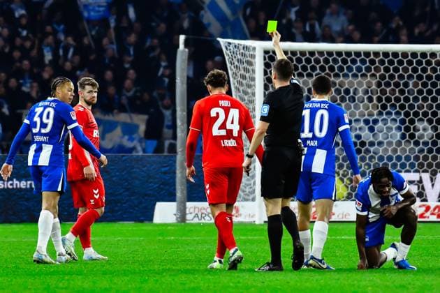 02.11.2024, xlakx, Fussball 2.Bundesliga, Hertha BSC Berlin - 1.FC Köln emspor, v.l. Julian Pauli (1.FC Köln 24),erhält Gelbe Karte (DFL DFB REGULATIONS PROHIBIT ANY USE OF PHOTOGRAPHS as IMAGE SEQUENCES and or QUASI-VIDEO) Daniel Lakomski Jan Huebner Berlin