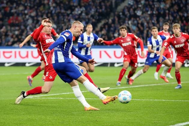 02.11.2024, xtgx, Fussball 2.Bundesliga, Hertha BSC Berlin - 1.FC Köln emspor, v.l. Torschuss Jon Dagur Thorsteinsson (Hertha BSC Berlin) (DFL DFB REGULATIONS PROHIBIT ANY USE OF PHOTOGRAPHS as IMAGE SEQUENCES and or QUASI-VIDEO) Berlin