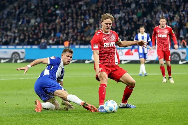02.11.2024, xtgx, Fussball 2.Bundesliga, Hertha BSC Berlin - 1.FC Köln emspor, v.l. Florian Niederlechner (Hertha BSC Berlin) Timo Huebers Hübers (1.FC Köln, Koeln) Zweikampf, Aktion, action, battle for the ball (DFL DFB REGULATIONS PROHIBIT ANY USE OF PHOTOGRAPHS as IMAGE SEQUENCES and or QUASI-VIDEO) Berlin