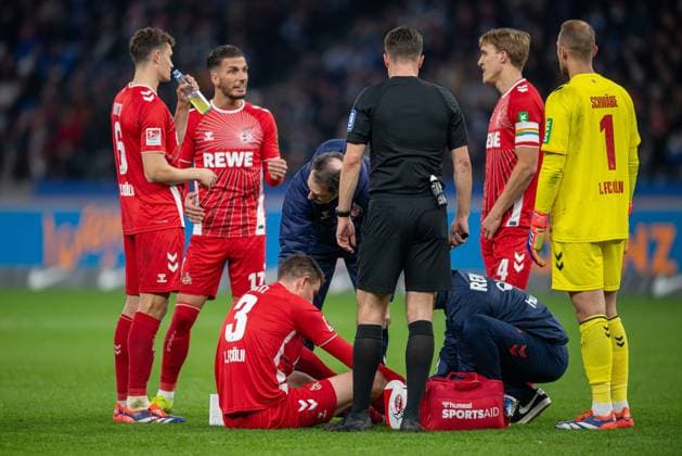 Fussball, Herren, Saison 2024 2025, 2. Bundesliga (11. Spieltag), Hertha BSC - 1. FC Köln, Dominique Heintz (1. FC Köln) verletzt, 02.11. 2024,