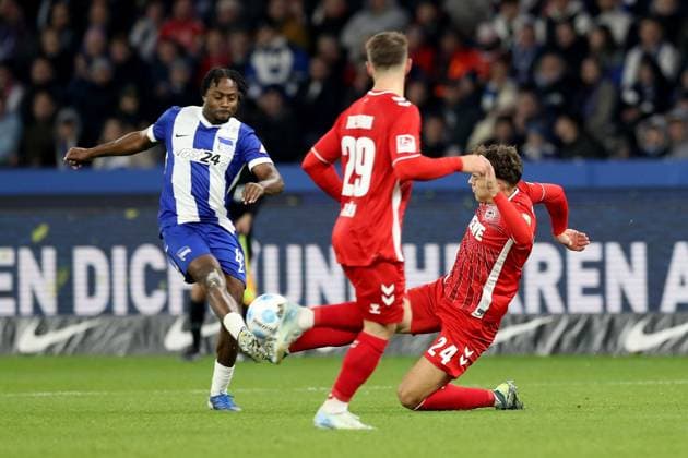 02.11.2024, xtgx, Fussball 2.Bundesliga, Hertha BSC Berlin - 1.FC Köln emspor, v.l. Deyovaisio Zeefuik (Hertha BSC Berlin) Julian Pauli (1.FC Köln, Koeln) Zweikampf, Aktion, action, battle for the ball (DFL DFB REGULATIONS PROHIBIT ANY USE OF PHOTOGRAPHS as IMAGE SEQUENCES and or QUASI-VIDEO) Berlin