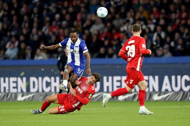 02.11.2024, xtgx, Fussball 2.Bundesliga, Hertha BSC Berlin - 1.FC Köln emspor, v.l. Deyovaisio Zeefuik (Hertha BSC Berlin) Julian Pauli (1.FC Köln, Koeln) Zweikampf, Aktion, action, battle for the ball (DFL DFB REGULATIONS PROHIBIT ANY USE OF PHOTOGRAPHS as IMAGE SEQUENCES and or QUASI-VIDEO) Berlin