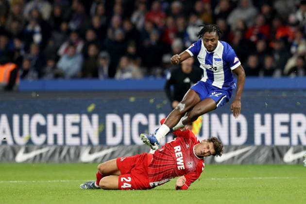 02.11.2024, xtgx, Fussball 2.Bundesliga, Hertha BSC Berlin - 1.FC Köln emspor, v.l. Deyovaisio Zeefuik (Hertha BSC Berlin) Julian Pauli (1.FC Köln, Koeln) Zweikampf, Aktion, action, battle for the ball (DFL DFB REGULATIONS PROHIBIT ANY USE OF PHOTOGRAPHS as IMAGE SEQUENCES and or QUASI-VIDEO) Berlin
