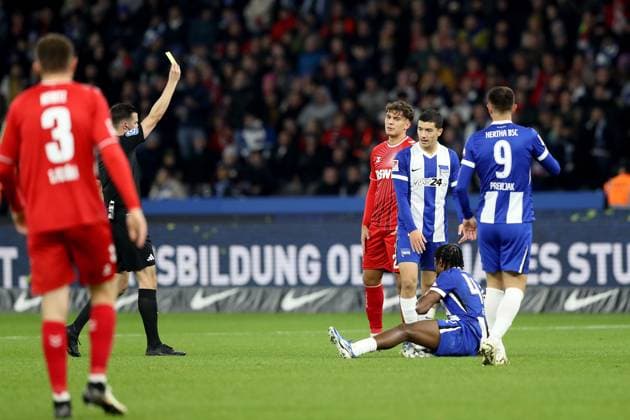 02.11.2024, xtgx, Fussball 2.Bundesliga, Hertha BSC Berlin - 1.FC Köln emspor, v.l. Schiedsrichter Referee Harm Osmers (Hannover) zeigt Julian Pauli (1.FC Köln, Koeln) die gelbe Karte Deyovaisio Zeefuik (Hertha BSC Berlin) (DFL DFB REGULATIONS PROHIBIT ANY USE OF PHOTOGRAPHS as IMAGE SEQUENCES and or QUASI-VIDEO) Berlin
