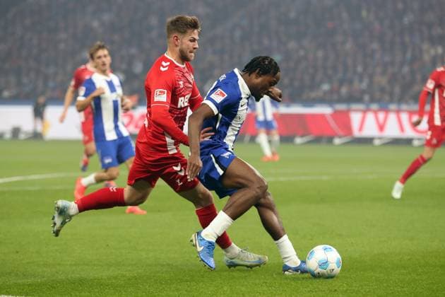 02.11.2024, xtgx, Fussball 2.Bundesliga, Hertha BSC Berlin - 1.FC Köln emspor, v.l. Jan Thielmann (1.FC Köln, Koeln) Deyovaisio Zeefuik (Hertha BSC Berlin) Zweikampf, Aktion, action, battle for the ball (DFL DFB REGULATIONS PROHIBIT ANY USE OF PHOTOGRAPHS as IMAGE SEQUENCES and or QUASI-VIDEO) Berlin