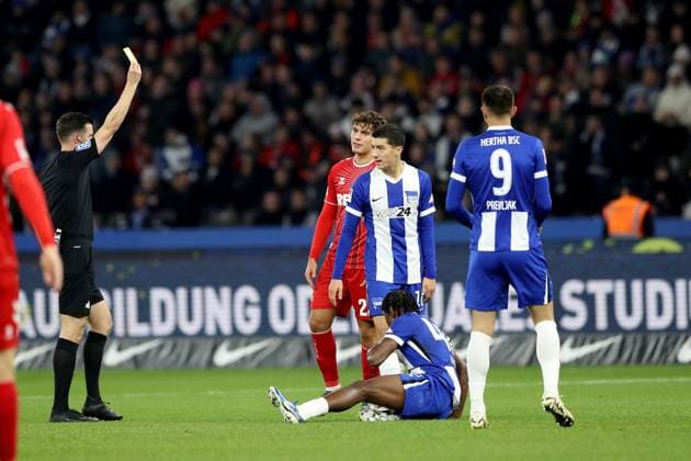 02.11.2024, xtgx, Fussball 2.Bundesliga, Hertha BSC Berlin - 1.FC Köln emspor, v.l. Schiedsrichter Referee Harm Osmers (Hannover) zeigt Julian Pauli (1.FC Köln, Koeln) die gelbe Karte Deyovaisio Zeefuik (Hertha BSC Berlin) (DFL DFB REGULATIONS PROHIBIT ANY USE OF PHOTOGRAPHS as IMAGE SEQUENCES and or QUASI-VIDEO) Berlin