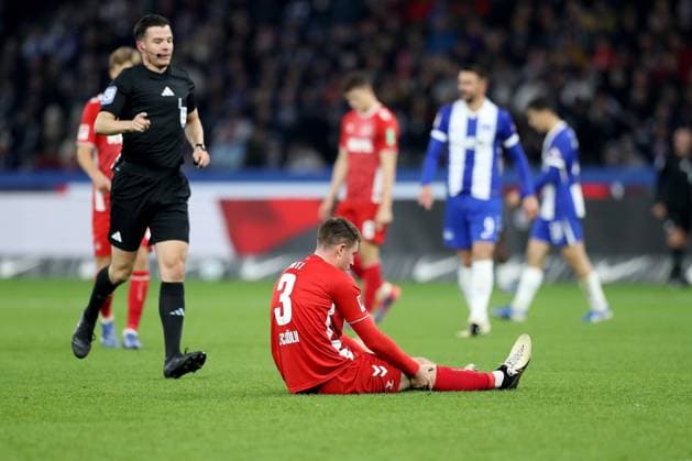 02.11.2024, xtgx, Fussball 2.Bundesliga, Hertha BSC Berlin - 1.FC Köln emspor, v.l. Dominique Heintz (1.FC Köln, Koeln) verletzt, Verletzung, Schmerz, Schmerzen (DFL DFB REGULATIONS PROHIBIT ANY USE OF PHOTOGRAPHS as IMAGE SEQUENCES and or QUASI-VIDEO) Berlin