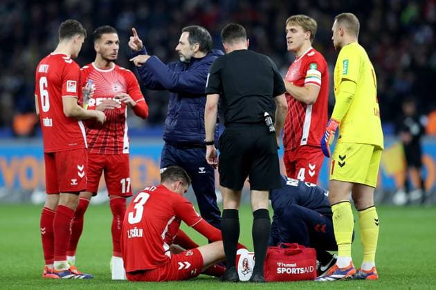 02.11.2024, xtgx, Fussball 2.Bundesliga, Hertha BSC Berlin - 1.FC Köln emspor, v.l. Dominique Heintz (1.FC Köln, Koeln) verletzt, Verletzung, Schmerz, Schmerzen (DFL DFB REGULATIONS PROHIBIT ANY USE OF PHOTOGRAPHS as IMAGE SEQUENCES and or QUASI-VIDEO) Berlin
