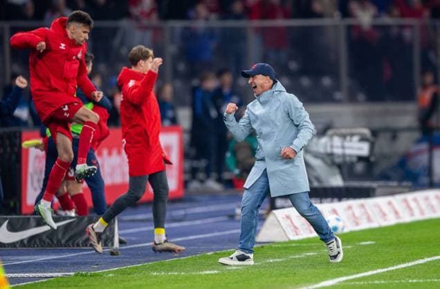 Fussball, Herren, Saison 2024 2025, 2. Bundesliga (11. Spieltag), Hertha BSC - 1. FC Köln, v.l. Dejan Ljubicic (1. FC Köln), Trainer Gerhard Struber (1. FC Köln), Jubel nach Abpfiff, 02.11. 2024,