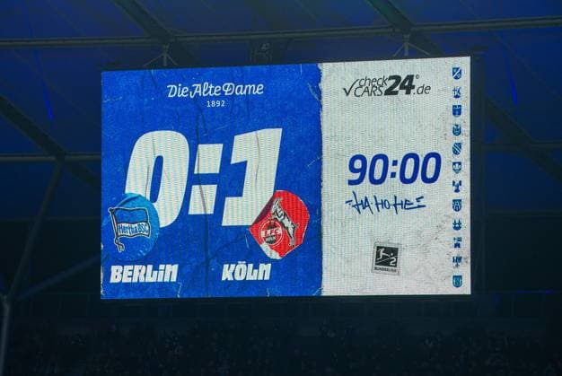 Fussball, Herren, Saison 2024 2025, 2. Bundesliga (11. Spieltag), Hertha BSC - 1. FC Köln, Anzeigetafel mit 0:1-Endstand, 02.11. 2024,
