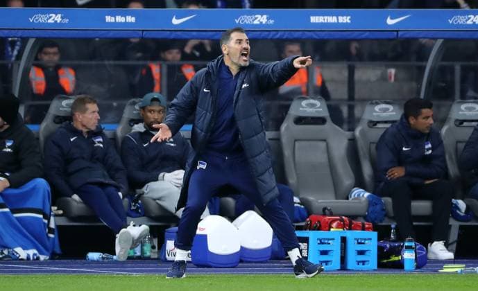 Trainer Cristian Fiel zeigend, gestikulierend Einzelbild Freisteller Aktion Fußball Fussball DFL 2.Bundesliga Herren 11. Spieltag Saison 2024 2025 02.11.2024 Hertha BSC Berlin vs. 1.FC Köln DFL regulations prohibit any use of photographs as image sequences and or quasi-video