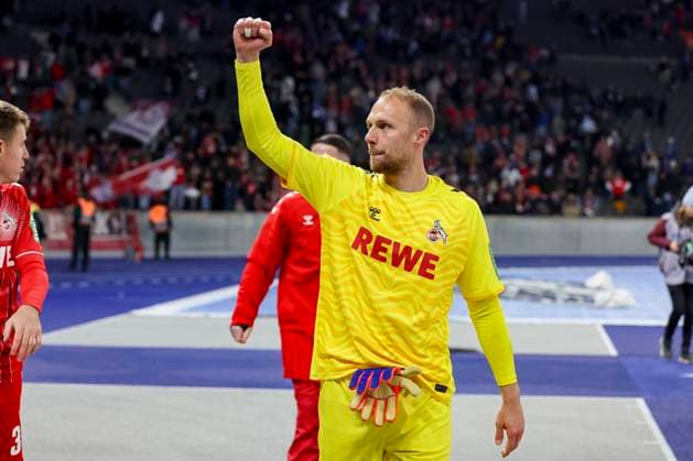 Torhueter Marvin Schwaebe (1. FC Koeln) jubelt, 2. Bundesliga, Hertha BSC vs 1. FC Köln, Olympiastadion am 02. November 2024 in Berlin, Deutschland. (Foto von Marco Steinbrenner DeFodi Images) Torhueter Marvin Schwaebe (1. FC Koeln) cheers, 2. Bundesliga, Hertha BSC vs 1. FC Köln, Olympiastadion, November 2, 2024 in Berlin, Germany. (Photo by Marco Steinbrenner DeFodi Images) DFB DFL REGULATIONS PROHIBIT ANY USE OF PHOTOGRAPHS AS IMAGE SEQUENCES AND OR QUASI-VIDEO. not used in POL SRB CRO FRA GBR NED ITA USA Defodi-700_berlin_koeln_20241102_077