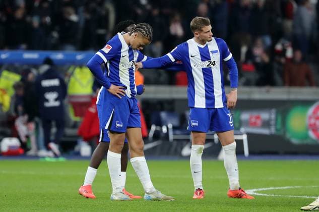 Derry Scherhant, Michael Cuisance enttäuscht nach Spielende Enttäuschung Fußball Fussball DFL 2.Bundesliga Herren 11. Spieltag Saison 2024 2025 02.11.2024 Hertha BSC Berlin vs. 1.FC Köln DFL regulations prohibit any use of photographs as image sequences and or quasi-video