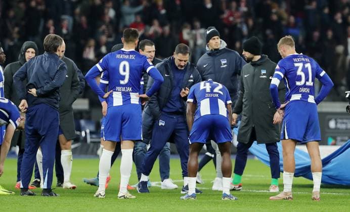 Trainer Cristian Fiel redet mit der Mannschaft nach Spielende, enttäuscht nach Spielende Enttäuschung Fußball Fussball DFL 2.Bundesliga Herren 11. Spieltag Saison 2024 2025 02.11.2024 Hertha BSC Berlin vs. 1.FC Köln DFL regulations prohibit any use of photographs as image sequences and or quasi-video