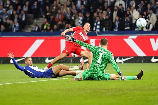 02.11.2024, xtgx, Fussball 2.Bundesliga, Hertha BSC Berlin - 1.FC Köln emspor, v.l. Tim Lemperle (1.FC Köln, Koeln) erzielt das Tor zum Scores the goal 0:1 Tjark Ernst (Hertha BSC Berlin) (DFL DFB REGULATIONS PROHIBIT ANY USE OF PHOTOGRAPHS as IMAGE SEQUENCES and or QUASI-VIDEO) Berlin