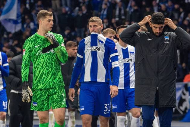 Fussball, Herren, Saison 2024 2025, 2. Bundesliga (11. Spieltag), Hertha BSC - 1. FC Köln, v.l. Torhüter Tjark Ernst (Hertha BSC), Marton Dardai (Hertha BSC), Andreas Bouchalakis (Hertha BSC), Enttäuschung nach Abpfiff, 02.11. 2024,