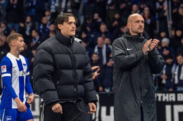 Fussball, Herren, Saison 2024 2025, 2. Bundesliga (11. Spieltag), Hertha BSC - 1. FC Köln, v.l. Fabian Reese (Hertha BSC), Toni Leistner (Hertha BSC), Enttäuschung nach Abpfiff, 02.11. 2024,