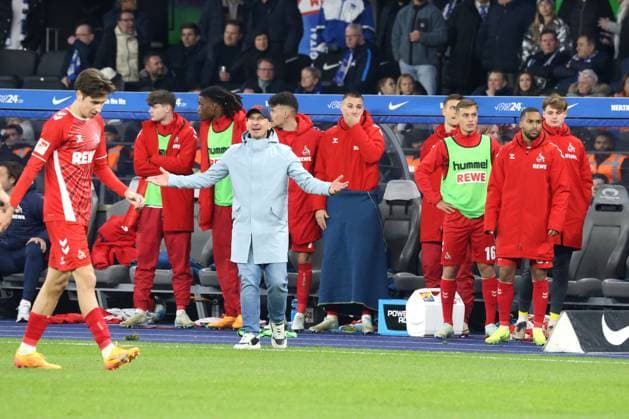 DEU, DFL, 2. FBL, Hertha BSC vs. 1.FC Koeln, 02.11.2024, Berliner Olympiastadion, Berlin, DEU, DFL, 2. FBL, Hertha BSC vs. 1.FC Koeln, im Bild Cheftrainer GERHARD STRUBER (1.FC Koeln), Koelner-Spielerkreis DFL - regulations prohibit any use of Photographs as image sequences and or quasi-video Foto: Juergen Engler nordphoto GmbH