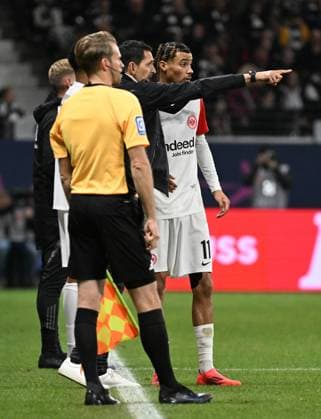 02.11.2024, xjhx, Fussball 1.Bundesliga, Eintracht Frankfurt - VfL Bochum emspor, v.l. Trainer Dino Toppmöller Toppmoeller (Eintracht Frankfurt), Hugo Ekitike (Eintracht Frankfurt) gibt Anweisungen, gestikuliert, mit den Armen gestikulieren gives instructions, gesticulate (DFL DFB REGULATIONS PROHIBIT ANY USE OF PHOTOGRAPHS as IMAGE SEQUENCES and or QUASI-VIDEO) Frankfurt am Main